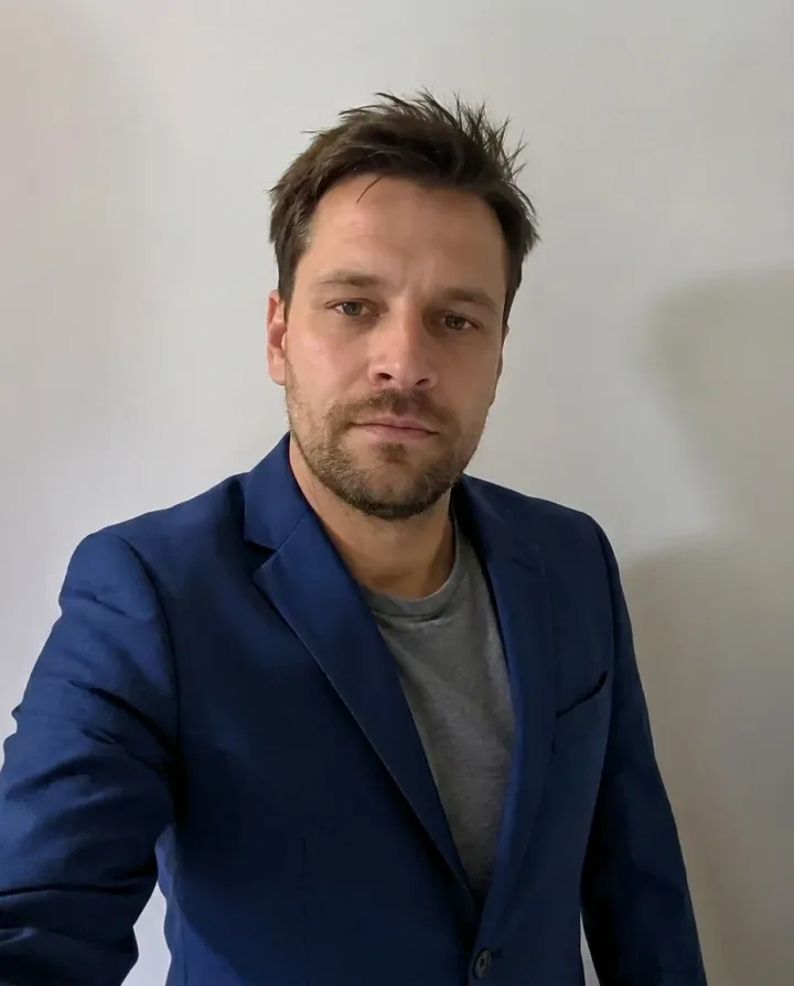 Пример генерации: Сменить одежду на фотографии